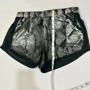 UNDER ARMOUR Women's Fly-By Unlined Shorts Sz M Green/Silver Metallic Heat Tech